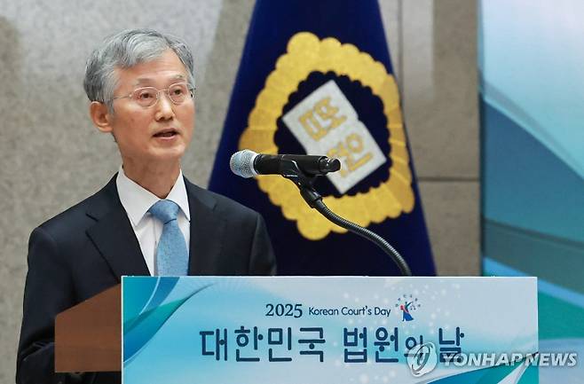 (서울=연합뉴스) 홍해인 기자 = 조희대 대법원장이 12일 서울 서초구 대법원에서 열린 '2025 대한민국 법원의 날 기념식'에서 기념사를 하고 있다. 2025.9.12 hihong@yna.co.kr 연합뉴스
