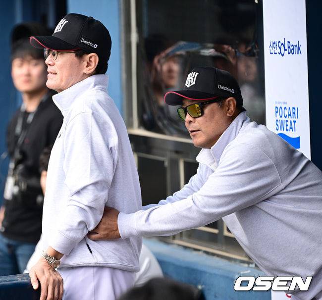 이강철 감독과 김태균 QC 코치 / OSEN DB