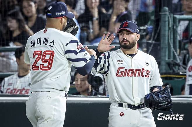 롯데 자이언츠 알렉 감보아가 9일 부산 사직야구장에서 열린 2025 KBO리그 정규시즌 한화 이글스와의 홈 경기에서 빅터 레이예스와 하이파이브하고 있다. 롯데 자이언츠 제공