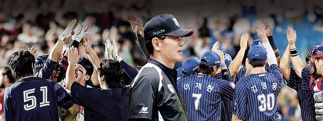 경기에서 이긴 뒤 환호하는 롯데(왼쪽)와 삼성 선수단. 가운데 사진은 이강철 KT 감독. 각 구단 제공