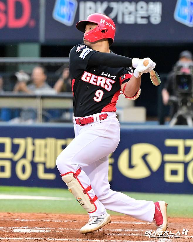 13일 오후 서울 송파구 잠실야구장에서 열린 '2025 신한 SOL Bank KBO리그' KIA 타이거즈와 LG 트윈스의 경기, 5회초 2사 KIA 윤도현이 좌전안타를 날리고 있다. 엑스포츠뉴스 DB