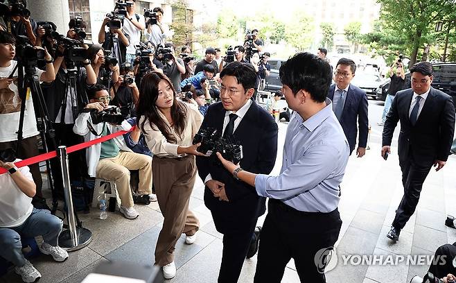 '부정거래 의혹' 조사 위해 경찰 출석하는 방시혁 의장 (서울=연합뉴스) 김인철 기자 = 기업공개(IPO)를 앞두고 투자자들을 속여 지분을 팔게 한 의혹을 받는 방시혁 하이브 의장이 15일 서울 마포구 서울경찰청 금융범죄수사대에 피의자 신분으로 출석하고 있다. 2025.9.15 yatoya@yna.co.kr