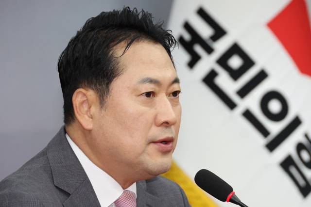 국민의힘 장동혁 대표가 17일 서울 여의도 국회에서 열린 기자간담회에서 권성동 의원의 구속 등 현안 관련 질문에 답하고 있다. 연합뉴스