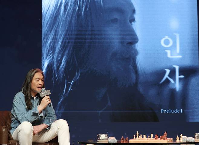 가수 임재범이 17일 서울 강남구 일지아트홀에서 열린 데뷔 40주년 기념 전국투어 및 8집 선공개 기자간담회에서 질문에 답하고 있다. (사진=연합뉴스)