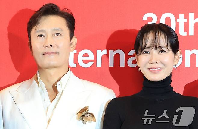 배우 이병헌과 손예진(오른쪽)이 17일 부산 해운대구 영화의전당 중극장에서 열린 제30회 부산국제영화제(BIFF) 개막작 ‘여쩔수가없다’기자간담회에 참석해 포즈를 취하고 있다. ‘어쩔수가없다'는 '다 이루었다'고 느낄 만큼 삶이 만족스러웠던 회사원 만수(이병헌 분)가 덜컥 해고된 후, 아내와 두 자식을 지키기 위해 어렵게 장만한 집을 지켜내기 위해 재취업을 향한 자신만의 전쟁을 준비하며 벌어지는 이야기를 그렸다. 2025.9.17/뉴스1 ⓒ News1 권현진 기자