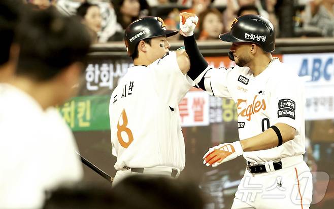 한화 이글스 외국인 타자 루이스 리베라토(오른쪽)와 내야수 노시환. 2025.8.19/뉴스1 ⓒ News1 김기남 기자