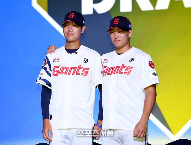 17일 서울 송파구 롯데호텔 월드에서 열린 2026 KBO 리그 신인드래프트에서 롯데에 지명된 동산고 신동건(왼쪽), 덕수고 김화중이 기념촬영을 하고 있다. 사진 | 최승섭기자 thunder@sportsseoul.com