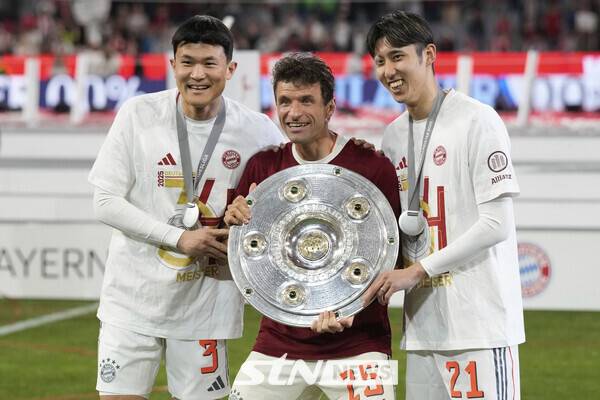 마이스터샬레를 들어올리는 김민재(좌측). /사진=뉴시스(AP)