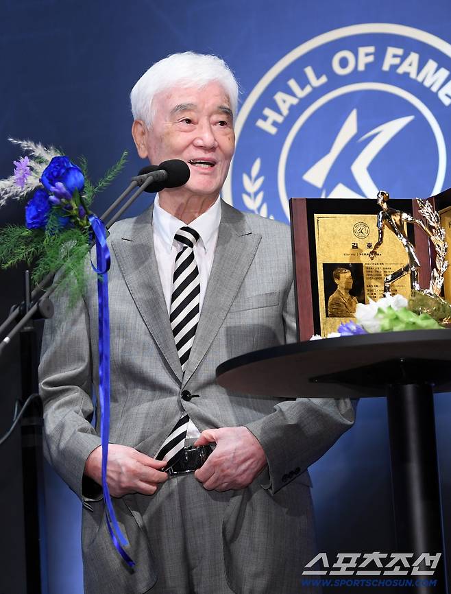 제 2회 K리그 명예의 전당 헌액식이 16일 서울 신문로 아산정책연구원에서 열렸다. 지도자 부문에 선정된 김호 감독이 수상 소감을 말하고 있다. 신문로=박재만 기자 pjm@sportschosun.com/2025.09.15/