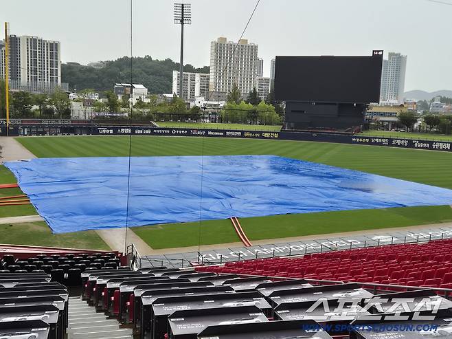 17일 광주기아챔피언스필드에 대형 방수포가 깔려 있다. 많은 비가 내려 그라운드에 물이 많이 고여 있다. 광주=김민경 기자