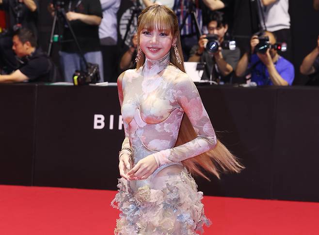 그룹 블랙핑크의 리사가 17일 부산 해운대구 영화의전당에서 제30회 부산국제영화제(BIFF) 개막식 포토월에 참석하기 위해 레드카펫을 밟고 있다. /연합뉴스