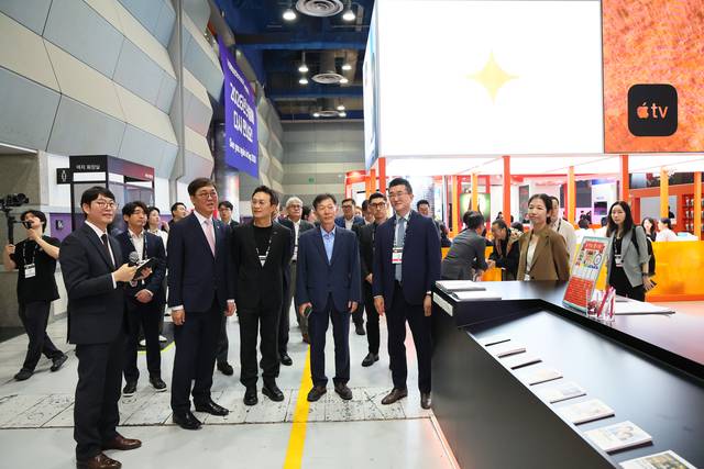 최휘영(앞줄 왼쪽 2번째) 문화체육관광부 장관이 서울 코엑스에서 17일 열린 ‘2025 BCWW’ 개막 행사에서 기업 부스를 돌아보고 있다. 문화체육관광부 제공