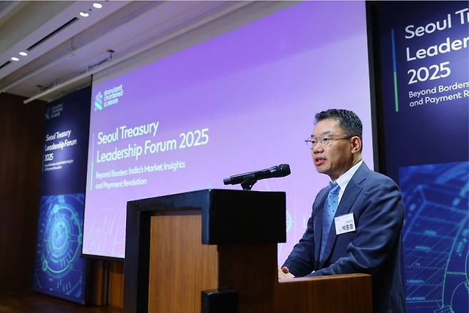 지난 16일 서울 중구 호텔신라에서 SC제일은행이 주최한 '서울 트레저리 리더십 포럼(Seoul Treasury Leadership Forum) 2025'에서 박종훈 SC제일은행 수석 이코노미스트(전무)가 한국 경제 및 글로벌 금융시장 전망을 발표하고 있다./사진=SC제일은행