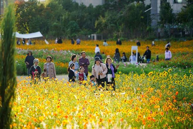 꽃길을 즐기는 시민들의 모습. 서울 동대문구 제공