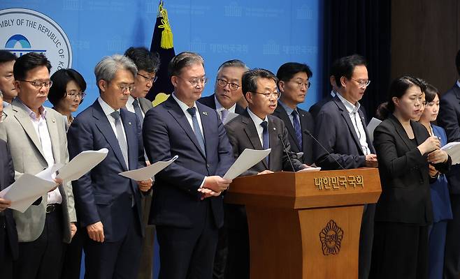 더불어민주당 초선 의원들이 17일 서울 국회에서 미국 근로자 구금 사태 및 관세 협상 관련 기자회견을 하고 있다. 연합뉴스