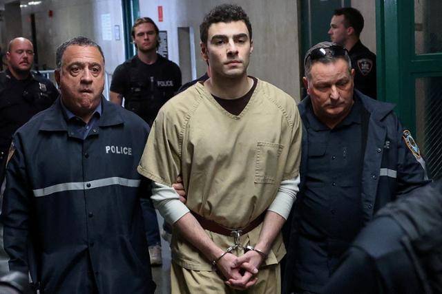 지난해 12월 유나이티드 헬스케어 브라이언 톰슨 최고경영자(CEO)를 총격 살해한 혐의로 재판에 넘겨진 루이지 만조네가 16일 공판을 위해 뉴욕 맨해튼 형사법원에 출석하고 있다. 뉴욕=로이터 연합뉴스