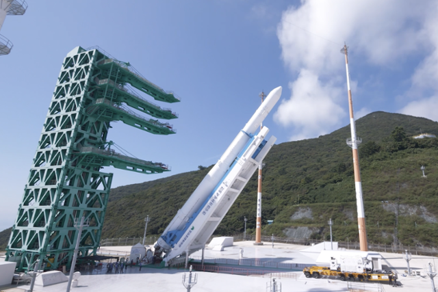 16일 전남 고흥군 나로우주센터에서 진행된 최종 리허설 중 누리호 4호기가 기립하고 있다. 우주항공청 제공