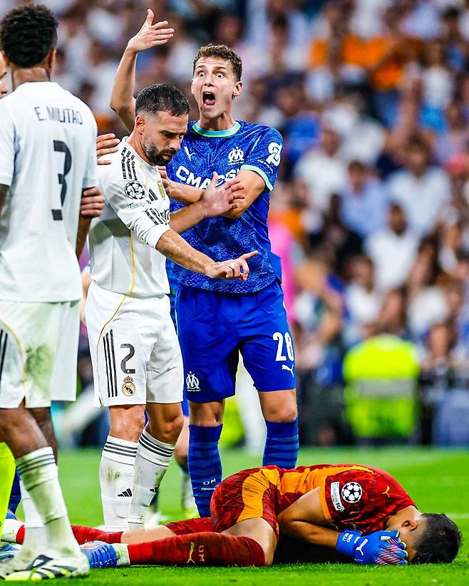 레알 수비수 카르바할(2번)이 17일 마르세유와의 2025~26 UCL 리그 페이즈 1차전 중 룰리와 신경전을 벌이다 머리로 박치기를 시도했다. 사진=블리처리포트 SNS