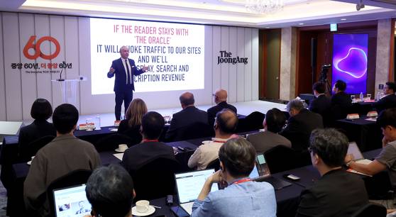 중앙일보 창간 60주년 글로벌 미디어 컨퍼런스가 17일 서울 소공동 롯데호텔에서 열렸다. 데이1 세션2 혁신키트에서 상품 중심 뉴스 혁신의 조건을 주제로 후안 세뇨르 이노베이션미디어컨설팅(IMC) 대표가 발표하고 있다. 장진영 기자