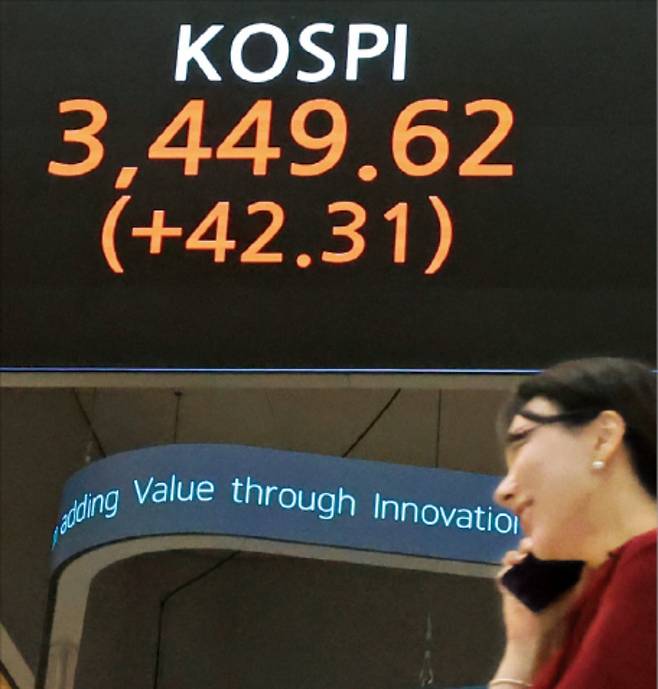 불붙은 한·미·일 증시 미국의 금리 인하 기대 속에 견조한 인공지능(AI) 반도체 수요까지 확인되자 주요국 증시가 줄줄이 최고치를 경신하고 있다. 코스피지수는 16일 5거래일 연속 사상 최고 기록을 세웠다. 일본 닛케이225지수는 장중 45,000을 처음 돌파했다. 미국 S&P500과 나스닥지수도 전날 최고치로 마감했다. 왼쪽부터 한국거래소, 뉴욕증권거래소, 도쿄 시내. ▶관련기사 A18, 19면 최혁 기자/AFP연합뉴스/니혼게이자이신문