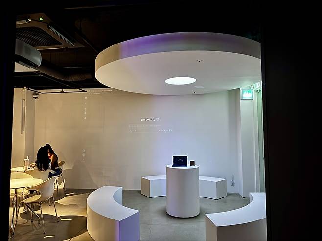 In the basement, a dimly lit room features a single laptop logged into Perplexity Pro, offering visitors a quiet space to test the AI search engine. (Moon Joon-hyun/The Korea Herald)