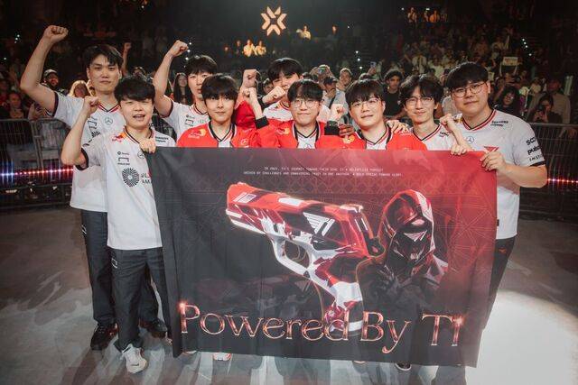 지난 14일 프랑스 파리에서 열린 발로란트 챔피언스에서 DRG를 꺾고 팬들과 함께 기뻐하는 T1 선수단. 라이엇 게임즈 제공