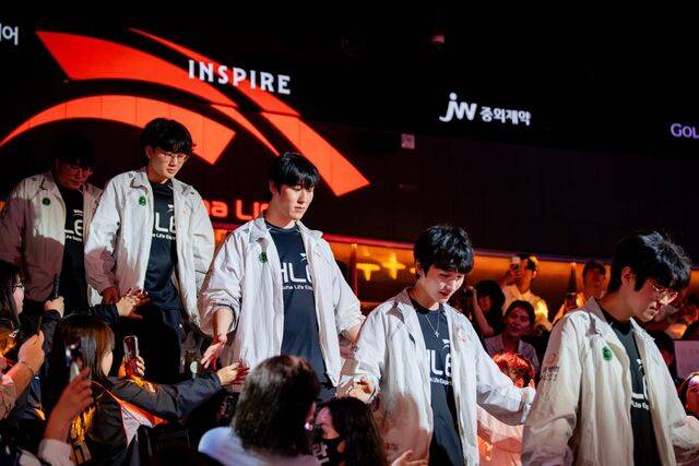 지난 13일과 14일 각각 LCK 플레이오프 2라운드에서 이겨 LoL 월드 챔피언십 진출을 확정한 KT 롤스터(아래쪽)와 한화생명 선수단. LCK 제공