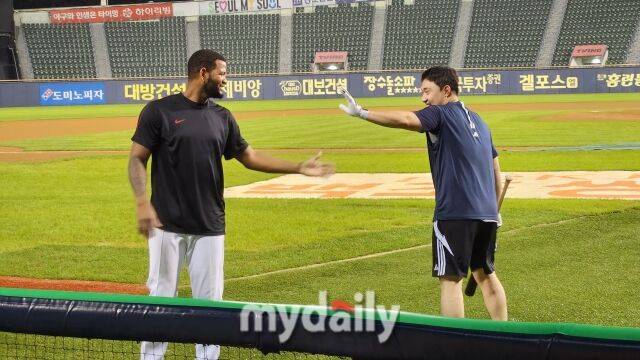라울 알칸타라와 김인태./잠실=김경현 기자
