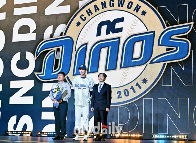유신고 신재인(가운데)이 17일 오후 서울 잠실 롯데호텔에서 진행된 '2026 KBO 신인 드래프트'에서 2순위로 NC 다이노스에 지명되고 있다. 이번 드래프트는 전면 드래프트 방식으로 총 11라운드에 걸쳐 진행되며, 총 1,261명의 대상자 중 최대 110명이 KBO 10개 구단의 새 식구로 합류하게 된다. 지명 순서는 2024시즌 최종 순위 역순에 따라 키움 히어로즈를 시작으로 NC 다이노스, 한화 이글스, 롯데 자이언츠, SSG 랜더스, KT 위즈, 두산 베어스, LG 트윈스, 삼성 라이온즈, KIA 타이거즈 순으로 진행된다./잠실 = 송일섭 기자