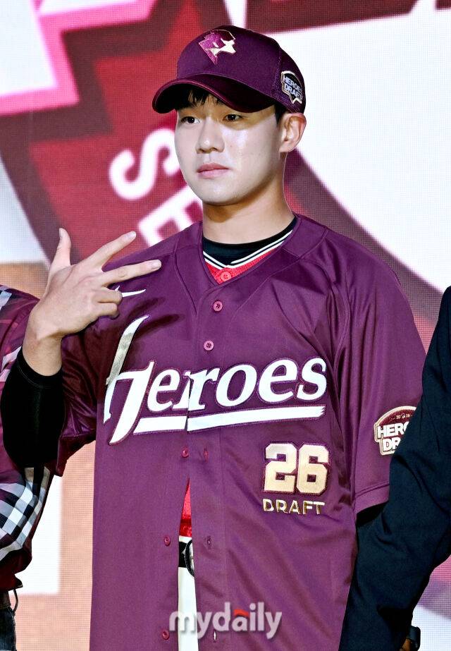 전주고 박한결이 17일 오후 서울 잠실 롯데호텔에서 진행된 '2026 KBO 신인 드래프트'에서 1라운드 10순위로 키움에 지명된 뒤 포즈를 취하고 있다. 이번 드래프트는 전면 드래프트 방식으로 총 11라운드에 걸쳐 진행되며, 총 1,261명의 대상자 중 최대 110명이 KBO 10개 구단의 새 식구로 합류하게 된다. 지명 순서는 2024시즌 최종 순위 역순에 따라 키움 히어로즈를 시작으로 NC 다이노스, 한화 이글스, 롯데 자이언츠, SSG 랜더스, KT 위즈, 두산 베어스, LG 트윈스, 삼성 라이온즈, KIA 타이거즈 순으로 진행된다./잠실 = 송일섭 기자