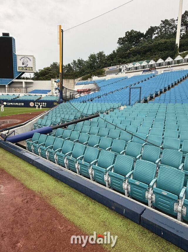 대구 삼성라이온즈파크의 1루 익사이팅존 그물망 폴대가 쓰러져있다./대구 = 박승환 기자