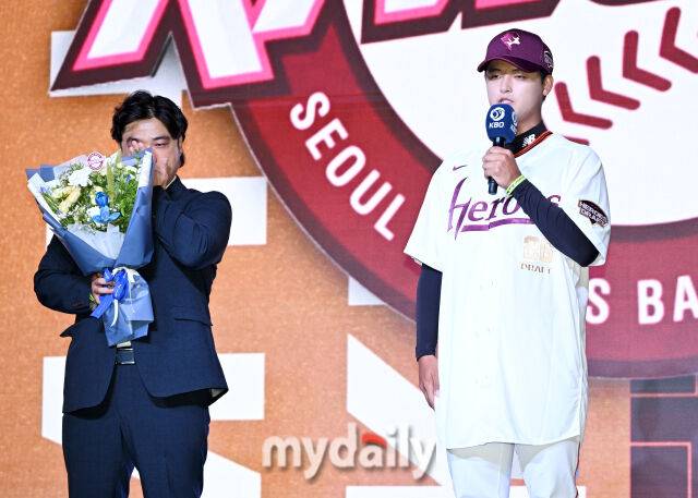 前야구선수 박석민(왼쪽)이 17일 오후 서울 잠실 롯데호텔에서 진행된 '2026 KBO 신인 드래프트'에서 아들 박준현이 1라운드 1순위로 지명되자 눈물을 흘리고 있다. 이번 드래프트는 전면 드래프트 방식으로 총 11라운드에 걸쳐 진행되며, 총 1,261명의 대상자 중 최대 110명이 KBO 10개 구단의 새 식구로 합류하게 된다. 지명 순서는 2024시즌 최종 순위 역순에 따라 키움 히어로즈를 시작으로 NC 다이노스, 한화 이글스, 롯데 자이언츠, SSG 랜더스, KT 위즈, 두산 베어스, LG 트윈스, 삼성 라이온즈, KIA 타이거즈 순으로 진행된다./잠실 = 송일섭 기자