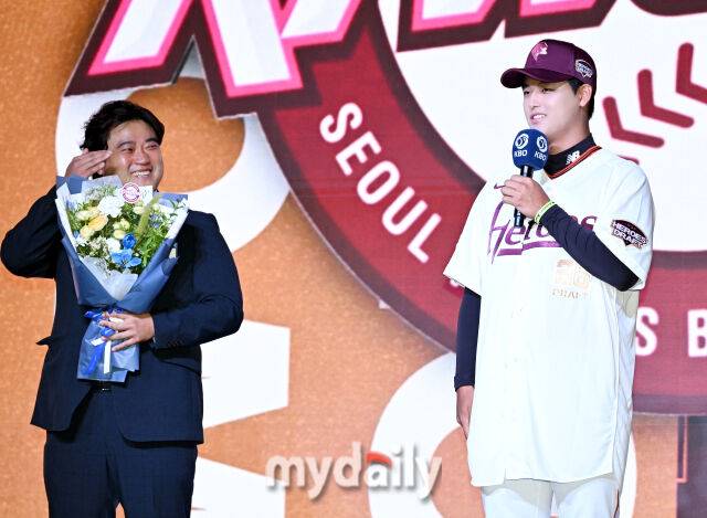 천안북일고 박준혁(오른쪽)이 17일 오후 서울 잠실 롯데호텔에서 진행된 '2026 KBO 신인 드래프트'에서 1라운드 1순위로 키움에 지명된 뒤 눈물을 흘리는 박석민을 보고 미소를 짓고 있다. 이번 드래프트는 전면 드래프트 방식으로 총 11라운드에 걸쳐 진행되며, 총 1,261명의 대상자 중 최대 110명이 KBO 10개 구단의 새 식구로 합류하게 된다. 지명 순서는 2024시즌 최종 순위 역순에 따라 키움 히어로즈를 시작으로 NC 다이노스, 한화 이글스, 롯데 자이언츠, SSG 랜더스, KT 위즈, 두산 베어스, LG 트윈스, 삼성 라이온즈, KIA 타이거즈 순으로 진행된다./잠실 = 송일섭 기자