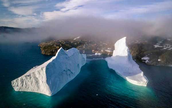 그린란드의 작은 마을 이나르수이트 앞에 정박한 거대한 빙산. 사진 데니스 레토넨