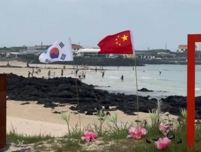 최근 제주 우도 해변에 중국 국기가 태극기와 나란히 꽂혀 있는 모습이 포착돼 논란이 됐다. SNS 캡처