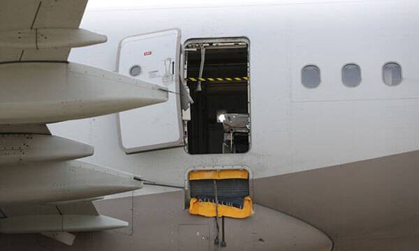 2023년 5월 26일 대구국제공항에 비상 착륙한 아시아나 비행기의 출입구에 비상개폐 흔적이 남아 있다. 연합뉴스