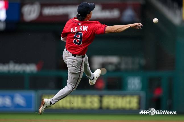 애틀랜타 김하성이 17일(한국시간) 워싱턴과 더블헤더 1차전에서 7회 1루 송구를 하고 있다. /AFPBBNews=뉴스1