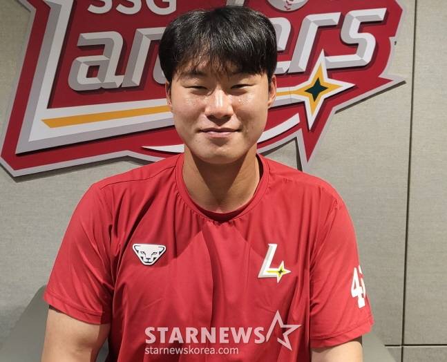 앞서 스타뉴스와 인터뷰에서 미소를 짓고 있는 류효승. /사진=안호근 기자