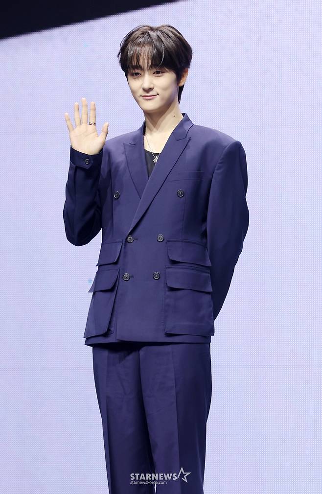 그룹 루네이트 진수가 17일 서울 광진구 예스24 라이브홀에서 진행된 두 번째 싱글 앨범 'LOST' 발매 기념 쇼케이스에서 포즈를 취하고 있다. /2025.09.17 /사진=김휘선 hwijpg@