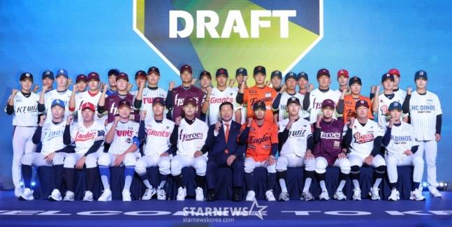 '2026 KBO 신인 드래프트'가 17일 서울 송파구 롯데호텔 월드 크리스탈볼룸에서 열렸다. 10개 구단에 뽑힌 신인 선수들이 허구연 총재와 기념촬영을 하고 있다. /사진=김진경 대기자