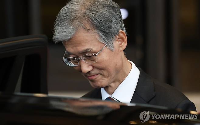 차 타는 조희대 대법원장 (서울=연합뉴스) 김성민 기자 = 조희대 대법원장이 17일 서울 서초구 대법원에서 퇴근하기 위해 차에 오르고 있다. 2025.9.17 ksm7976@yna.co.kr