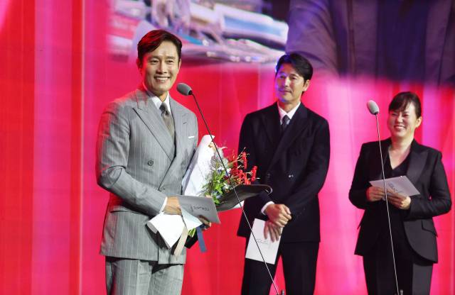 2025 부일영화상이 18일 오후 부산 해운대구 시그니엘 부산 그랜드볼룸에서 열렸다. 남우주연상을 받은 이병헌(왼쪽)이 수상 소감을 말하고 있다. 정종회 기자 jjh@