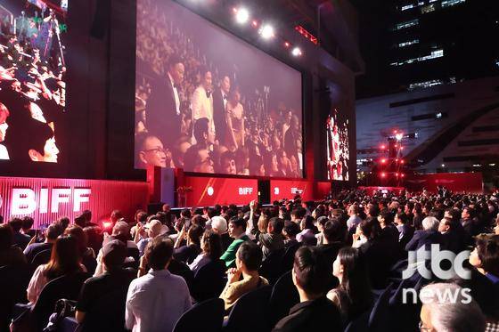 17일 오후 부산 해운대구 우동 영화의 전당에서 30회 부산국제영화제(BIFF) 개막식이 열렸다. 부산=박세완 엔터뉴스팀 기자 park.sewan@jtbc.co.kr
