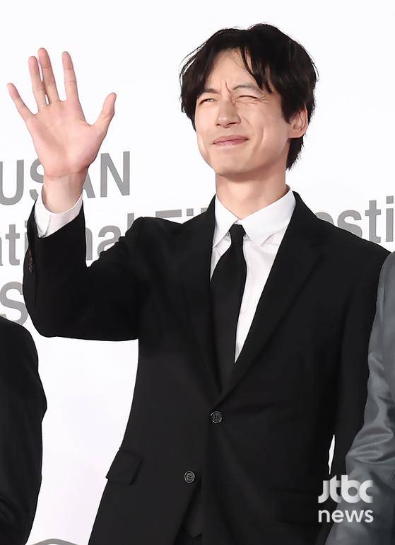 17일 오후 부산 해운대구 우동 영화의 전당에서 30회 부산국제영화제(BIFF) 개막식이 열렸다. 배우 사카구치 켄타로가 포즈를 취하고 있다. 부산=박세완 엔터뉴스팀 기자 park.sewan@jtbc.co.kr