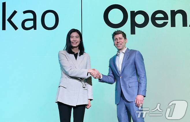 정신아 카카오 대표와 챗GPT 개발사 오픈AI의 샘 올트먼 최고경영자(CEO)가 4일 서울 중구 플라자호텔에서 열린 전략적 제휴 체결 공동 기자간담회에서 악수를 나누고 있다. 카카오는 국내 기업으로는 처음으로 오픈AI와 전략적 제휴를 맺고 인공지능(AI) 서비스 고도화를 위한 기술 협력은 물론 공동 상품 개발 등을 추진할 계획이다. 2025.2.4/뉴스1 ⓒ News1 오대일 기자