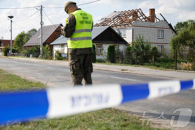 10일(현지시간) 폴란드 동부 비리키-볼라 마을에서 격추된 러시아 드론의 잔해로 파괴된 주택 피해를 경찰과 군이 조사하고 있다. 2025.09.10. ⓒ AFP=뉴스1 ⓒ News1 윤다정 기자
