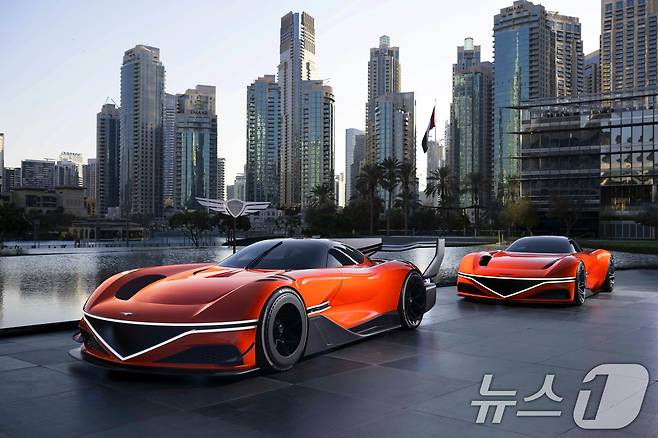 제네시스는 고성능 프로그램 '제네시스 마그마'를 기반으로 모터스포츠에 공식 진출한다고 5일 밝혔다. 4일(현지시간) 아랍에미리트(UAE) 두바이 아르마니 호텔에서 욜란 ‘제네시스 모터스포츠 프리미어’에 제네시스 엑스 그란 레이서 콘셉트(왼쪽부터), 제네시스 엑스 그란 베를리네타 콘셉트가 전시돼 있다. (제네시스 제공) 2024.12.5/뉴스1
