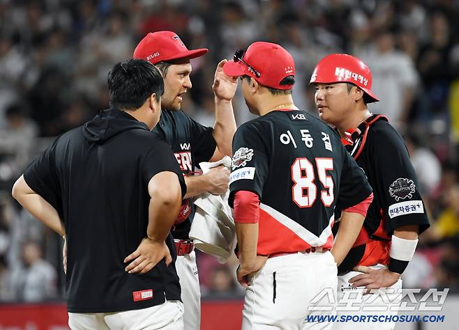 29일 수원KT위즈파크에서 열린 KBO리그 KT 위즈와 KIA 타이거즈의 경기. KIA 선발 네일이 이동걸 코치, 포수 한준수와 대화를 나누고 있다. 수원=박재만 기자 pjm@sportschosun.com/2025.08.29/