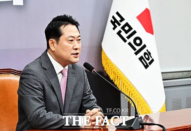 국민의힘이 대여 투쟁을 위한 대규모 장외 집회를 앞두고 '소속 의원 구속'이라는 예기치 못한 변수에 맞닥뜨렸다. 사진은 장동혁 국민의힘 대표가 17일 오전 서울 여의도 국회에서 현안과 관련한 기자간담회를 갖고 있는 모습. /국회=배정한 기자