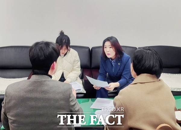 대전 서구의회는 18일 열린 제292회 임시회 제2차 본회의에서 최지연 의원이 발의한 '대전시 서구 주차장 설치 및 관리 조례' 일부개정조례안을 통과시켜 공영주차장 주차요금 감경대상을 확대하고 순찰차 전용주차구획 설치 근거를 신설했다. 사진은 최지연 의원이 대전 서부경찰서 관계자들과 간담회를 진행하고 있는 모습 /의원실